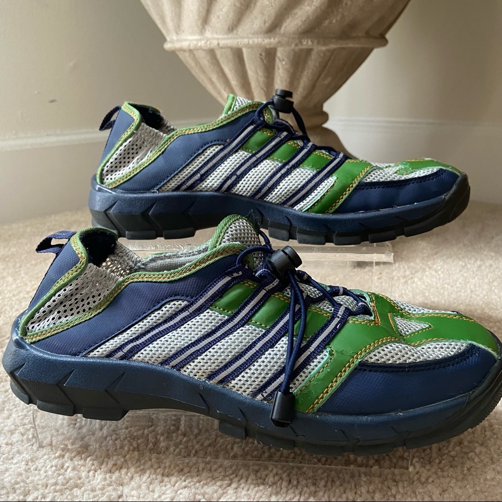 Children’s Place blue mesh water shoes